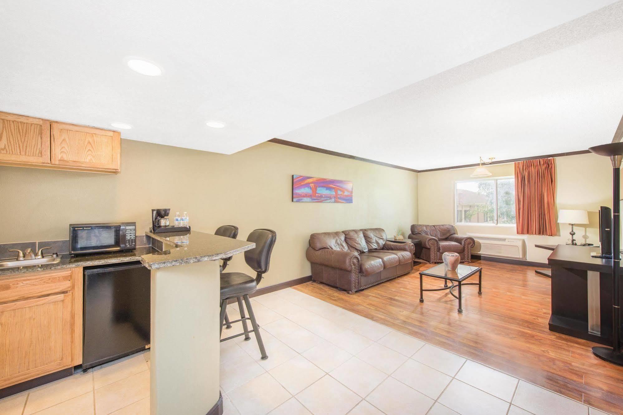 Ramada By Wyndham Albuquerque East Hotel ภายนอก รูปภาพ